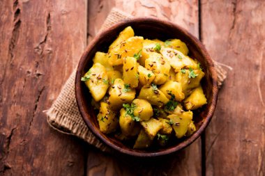 JEERA Aloo de sıcak Kalyani'nin, chapatti, roti veya dal ile gider bir Hint ana yemek yemektir. bir kapta moody arka plan üzerinde servis. seçici odak