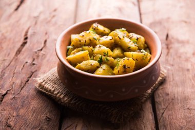 JEERA Aloo de sıcak Kalyani'nin, chapatti, roti veya dal ile gider bir Hint ana yemek yemektir. bir kapta moody arka plan üzerinde servis. seçici odak