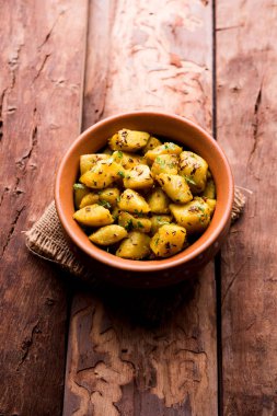 JEERA Aloo de sıcak Kalyani'nin, chapatti, roti veya dal ile gider bir Hint ana yemek yemektir. bir kapta moody arka plan üzerinde servis. seçici odak