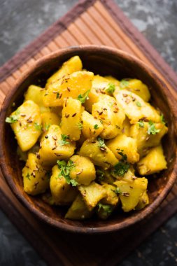 JEERA Aloo de sıcak Kalyani'nin, chapatti, roti veya dal ile gider bir Hint ana yemek yemektir. bir kapta moody arka plan üzerinde servis. seçici odak