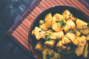 JEERA Aloo de sıcak Kalyani'nin, chapatti, roti veya dal ile gider bir Hint ana yemek yemektir. bir kapta moody arka plan üzerinde servis. seçici odak