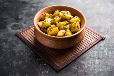 JEERA Aloo de sıcak Kalyani'nin, chapatti, roti veya dal ile gider bir Hint ana yemek yemektir. bir kapta moody arka plan üzerinde servis. seçici odak