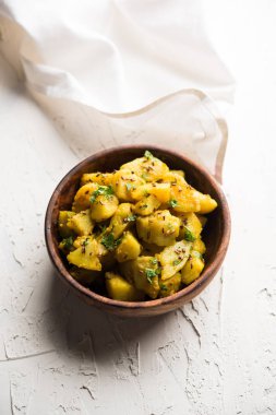 JEERA Aloo de sıcak Kalyani'nin, chapatti, roti veya dal ile gider bir Hint ana yemek yemektir. bir kapta moody arka plan üzerinde servis. seçici odak