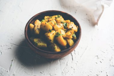 JEERA Aloo de sıcak Kalyani'nin, chapatti, roti veya dal ile gider bir Hint ana yemek yemektir. bir kapta moody arka plan üzerinde servis. seçici odak