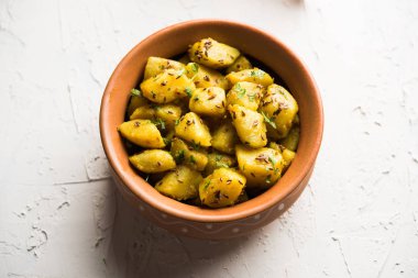 JEERA Aloo de sıcak Kalyani'nin, chapatti, roti veya dal ile gider bir Hint ana yemek yemektir. bir kapta moody arka plan üzerinde servis. seçici odak