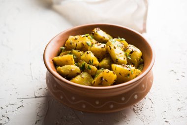 JEERA Aloo de sıcak Kalyani'nin, chapatti, roti veya dal ile gider bir Hint ana yemek yemektir. bir kapta moody arka plan üzerinde servis. seçici odak