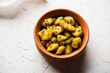 JEERA Aloo de sıcak Kalyani'nin, chapatti, roti veya dal ile gider bir Hint ana yemek yemektir. bir kapta moody arka plan üzerinde servis. seçici odak