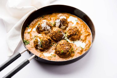 Malai köfte bir kase veya pan moody arka plan üzerinde servis Mughlai özel bir yemektir. seçici odak