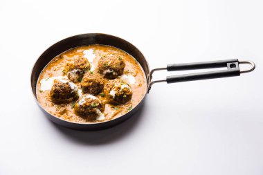 Malai köfte bir kase veya pan moody arka plan üzerinde servis Mughlai özel bir yemektir. seçici odak