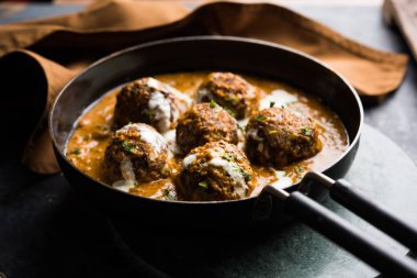Malai köfte bir kase veya pan moody arka plan üzerinde servis Mughlai özel bir yemektir. seçici odak
