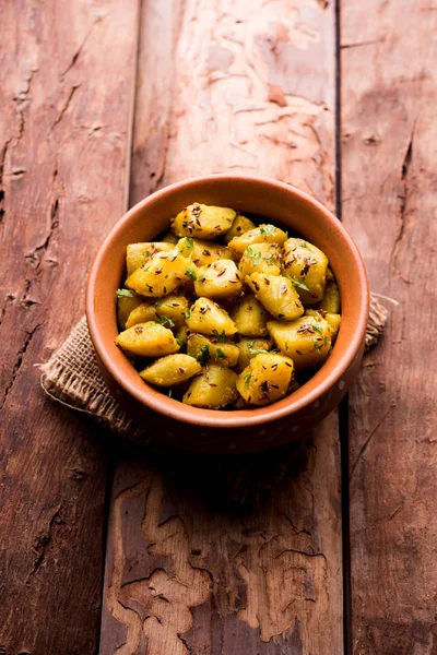 JEERA Aloo de sıcak Kalyani'nin, chapatti, roti veya dal ile gider bir Hint ana yemek yemektir. bir kapta moody arka plan üzerinde servis. seçici odak