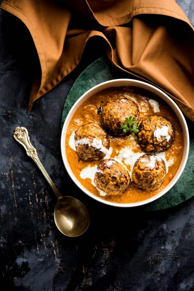Malai köfte bir kase veya pan moody arka plan üzerinde servis Mughlai özel bir yemektir. seçici odak