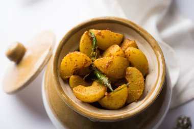 Ev yapımı Bektaşi üzümü ya da amla turşu / veya Aavle ka Achar bir kase ya da huysuz arka plan üzerinde barni. seçici odak