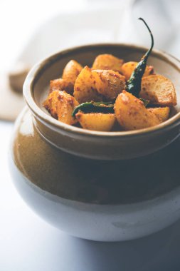 Ev yapımı Bektaşi üzümü ya da amla turşu / veya Aavle ka Achar bir kase ya da huysuz arka plan üzerinde barni. seçici odak