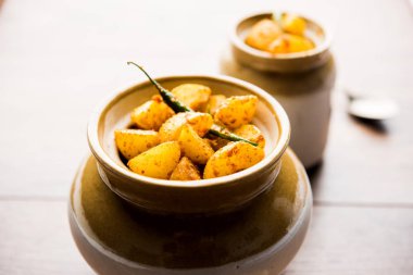 Ev yapımı Bektaşi üzümü ya da amla turşu / veya Aavle ka Achar bir kase ya da huysuz arka plan üzerinde barni. seçici odak