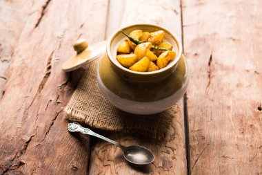 Ev yapımı Bektaşi üzümü ya da amla turşu / veya Aavle ka Achar bir kase ya da huysuz arka plan üzerinde barni. seçici odak