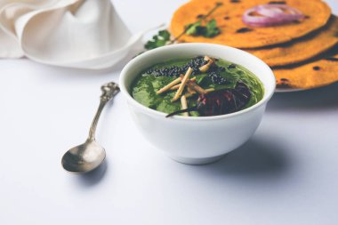 Makki di roti sarson ka saag, Mısır ekmek hardal yaprakları köri kullanılarak yapılan kışlar popüler punjabi ana yemek tarifi ile. Moody arka plan üzerinde servis. seçici odak