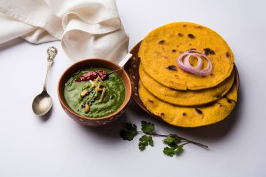 Makki di roti sarson ka saag, Mısır ekmek hardal yaprakları köri kullanılarak yapılan kışlar popüler punjabi ana yemek tarifi ile. Moody arka plan üzerinde servis. seçici odak