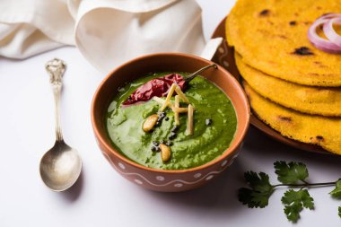Makki di roti sarson ka saag, Mısır ekmek hardal yaprakları köri kullanılarak yapılan kışlar popüler punjabi ana yemek tarifi ile. Moody arka plan üzerinde servis. seçici odak