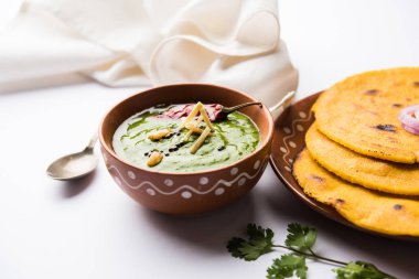 Makki di roti sarson ka saag, Mısır ekmek hardal yaprakları köri kullanılarak yapılan kışlar popüler punjabi ana yemek tarifi ile. Moody arka plan üzerinde servis. seçici odak