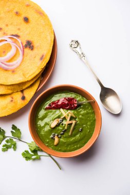 Makki di roti sarson ka saag, Mısır ekmek hardal yaprakları köri kullanılarak yapılan kışlar popüler punjabi ana yemek tarifi ile. Moody arka plan üzerinde servis. seçici odak