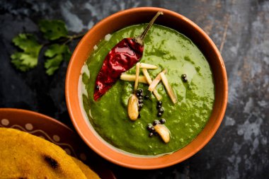 Makki di roti sarson ka saag, Mısır ekmek hardal yaprakları köri kullanılarak yapılan kışlar popüler punjabi ana yemek tarifi ile. Moody arka plan üzerinde servis. seçici odak