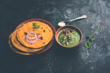 Makki di roti sarson ka saag, Mısır ekmek hardal yaprakları köri kullanılarak yapılan kışlar popüler punjabi ana yemek tarifi ile. Moody arka plan üzerinde servis. seçici odak