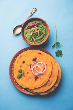 Makki di roti sarson ka saag, Mısır ekmek hardal yaprakları köri kullanılarak yapılan kışlar popüler punjabi ana yemek tarifi ile. Moody arka plan üzerinde servis. seçici odak