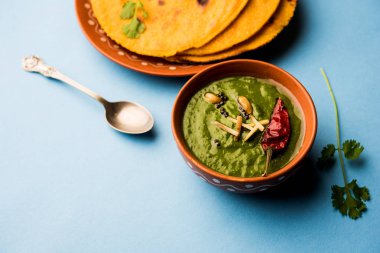 Makki di roti sarson ka saag, Mısır ekmek hardal yaprakları köri kullanılarak yapılan kışlar popüler punjabi ana yemek tarifi ile. Moody arka plan üzerinde servis. seçici odak