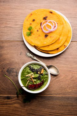 Makki di roti sarson ka saag, Mısır ekmek hardal yaprakları köri kullanılarak yapılan kışlar popüler punjabi ana yemek tarifi ile. Moody arka plan üzerinde servis. seçici odak