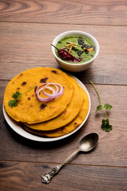 Makki di roti sarson ka saag, Mısır ekmek hardal yaprakları köri kullanılarak yapılan kışlar popüler punjabi ana yemek tarifi ile. Moody arka plan üzerinde servis. seçici odak