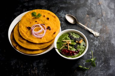 Makki di roti sarson ka saag, Mısır ekmek hardal yaprakları köri kullanılarak yapılan kışlar popüler punjabi ana yemek tarifi ile. Moody arka plan üzerinde servis. seçici odak