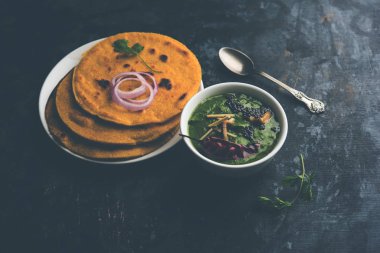 Makki di roti sarson ka saag, Mısır ekmek hardal yaprakları köri kullanılarak yapılan kışlar popüler punjabi ana yemek tarifi ile. Moody arka plan üzerinde servis. seçici odak