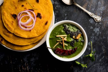 Makki di roti sarson ka saag, Mısır ekmek hardal yaprakları köri kullanılarak yapılan kışlar popüler punjabi ana yemek tarifi ile. Moody arka plan üzerinde servis. seçici odak