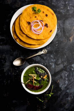 Makki di roti sarson ka saag, Mısır ekmek hardal yaprakları köri kullanılarak yapılan kışlar popüler punjabi ana yemek tarifi ile. Moody arka plan üzerinde servis. seçici odak