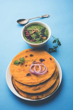Makki di roti sarson ka saag, Mısır ekmek hardal yaprakları köri kullanılarak yapılan kışlar popüler punjabi ana yemek tarifi ile. Moody arka plan üzerinde servis. seçici odak