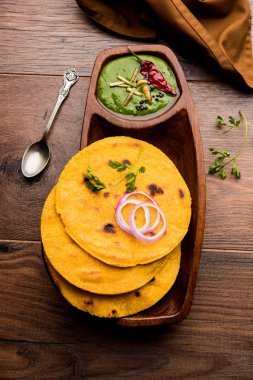 Makki di roti sarson ka saag, Mısır ekmek hardal yaprakları köri kullanılarak yapılan kışlar popüler punjabi ana yemek tarifi ile. Moody arka plan üzerinde servis. seçici odak