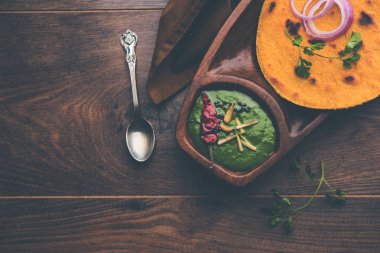 Makki di roti sarson ka saag, Mısır ekmek hardal yaprakları köri kullanılarak yapılan kışlar popüler punjabi ana yemek tarifi ile. Moody arka plan üzerinde servis. seçici odak