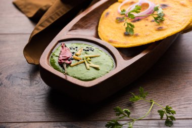 Makki di roti sarson ka saag, Mısır ekmek hardal yaprakları köri kullanılarak yapılan kışlar popüler punjabi ana yemek tarifi ile. Moody arka plan üzerinde servis. seçici odak