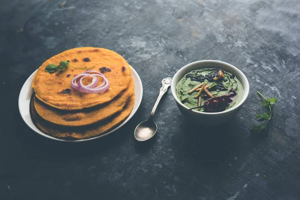 Makki Roti Sarson Saag 流行的旁遮普主菜食谱在冬季使用玉米面包芥末叶咖喱 服务在喜怒无常的背景 选择性对焦 — 图库照片