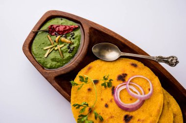 Makki di roti sarson ka saag, Mısır ekmek hardal yaprakları köri kullanılarak yapılan kışlar popüler punjabi ana yemek tarifi ile. Moody arka plan üzerinde servis. seçici odak