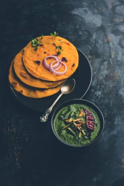 Makki di roti sarson ka saag, Mısır ekmek hardal yaprakları köri kullanılarak yapılan kışlar popüler punjabi ana yemek tarifi ile. Moody arka plan üzerinde servis. seçici odak