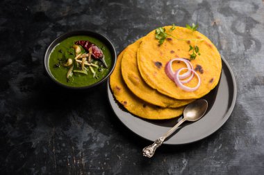 Makki di roti sarson ka saag, Mısır ekmek hardal yaprakları köri kullanılarak yapılan kışlar popüler punjabi ana yemek tarifi ile. Moody arka plan üzerinde servis. seçici odak