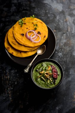 Makki di roti sarson ka saag, Mısır ekmek hardal yaprakları köri kullanılarak yapılan kışlar popüler punjabi ana yemek tarifi ile. Moody arka plan üzerinde servis. seçici odak