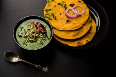 Makki di roti sarson ka saag, Mısır ekmek hardal yaprakları köri kullanılarak yapılan kışlar popüler punjabi ana yemek tarifi ile. Moody arka plan üzerinde servis. seçici odak