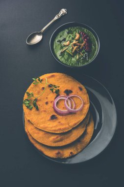 Makki di roti sarson ka saag, Mısır ekmek hardal yaprakları köri kullanılarak yapılan kışlar popüler punjabi ana yemek tarifi ile. Moody arka plan üzerinde servis. seçici odak