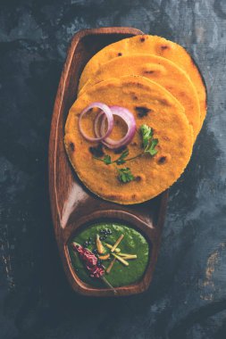 Makki di roti sarson ka saag, Mısır ekmek hardal yaprakları köri kullanılarak yapılan kışlar popüler punjabi ana yemek tarifi ile. Moody arka plan üzerinde servis. seçici odak