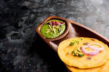 Makki di roti sarson ka saag, Mısır ekmek hardal yaprakları köri kullanılarak yapılan kışlar popüler punjabi ana yemek tarifi ile. Moody arka plan üzerinde servis. seçici odak