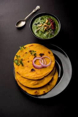 Makki di roti sarson ka saag, Mısır ekmek hardal yaprakları köri kullanılarak yapılan kışlar popüler punjabi ana yemek tarifi ile. Moody arka plan üzerinde servis. seçici odak