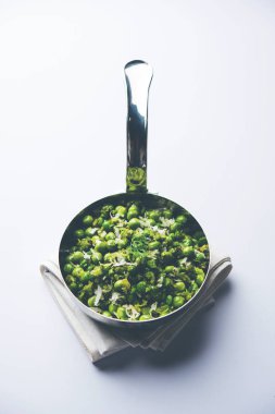 Yeşil bezelye bir hizmet tava ya da pişmiş toprak kapta hizmet tarifi veya matar kı sookhi sabji kuru. Seçici odak